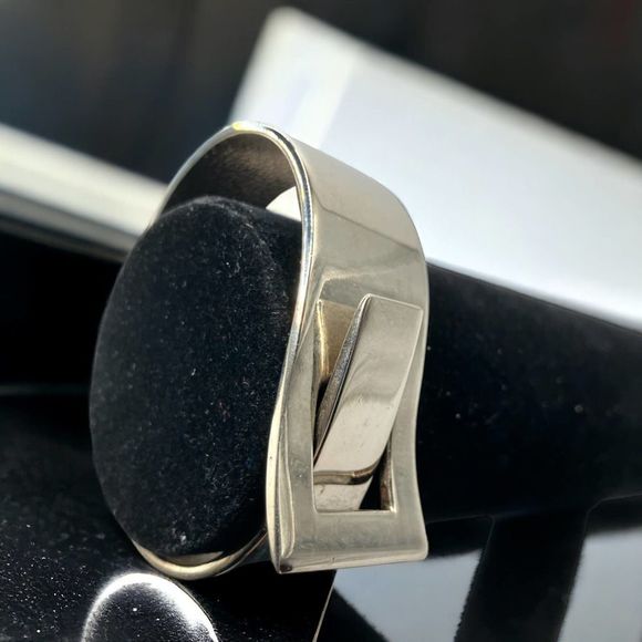 Buckle Shaped Modern Silver-Tone Hinged Bracelet! - Picture 1 of 13